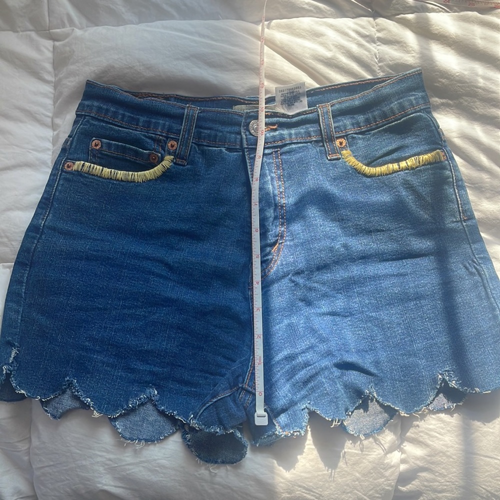 Levi Women Shorts - Picture 5 of 6